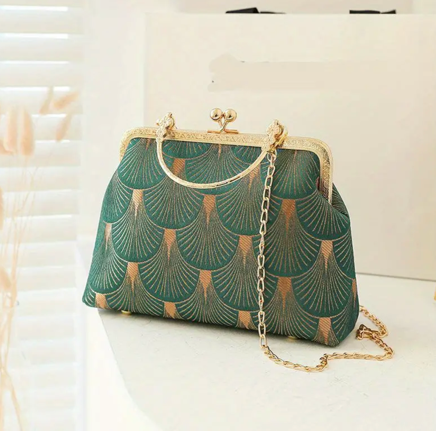 Vintage Style Kiss-Lock Embroidered Bag