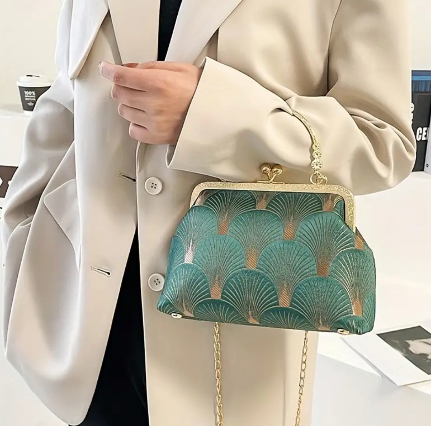 Vintage Style Kiss-Lock Embroidered Bag