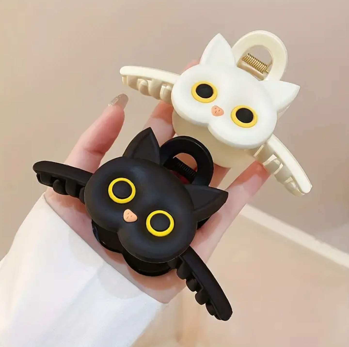 Big Eyed Cat Hair Claw
