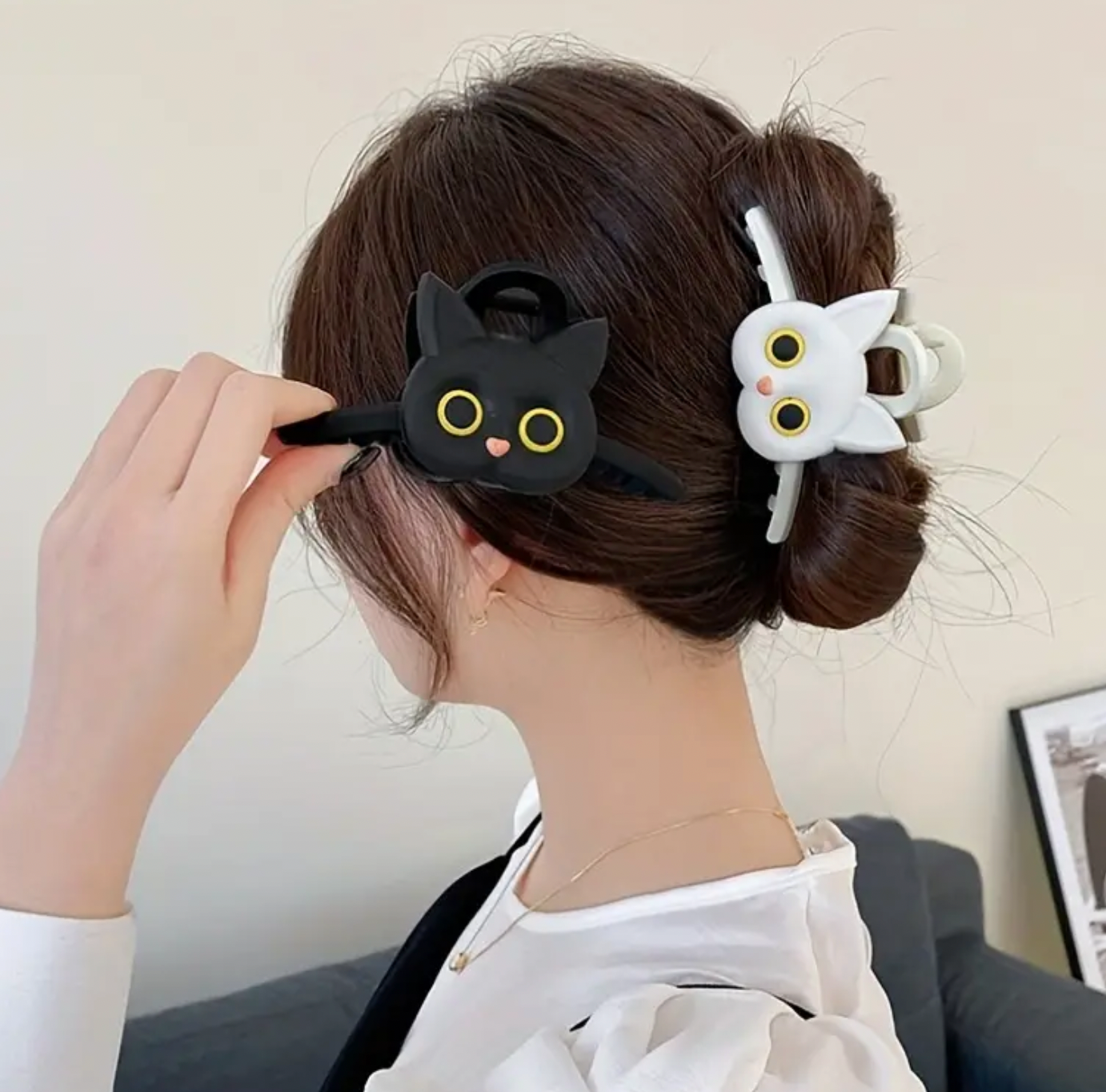 Big Eyed Cat Hair Claw